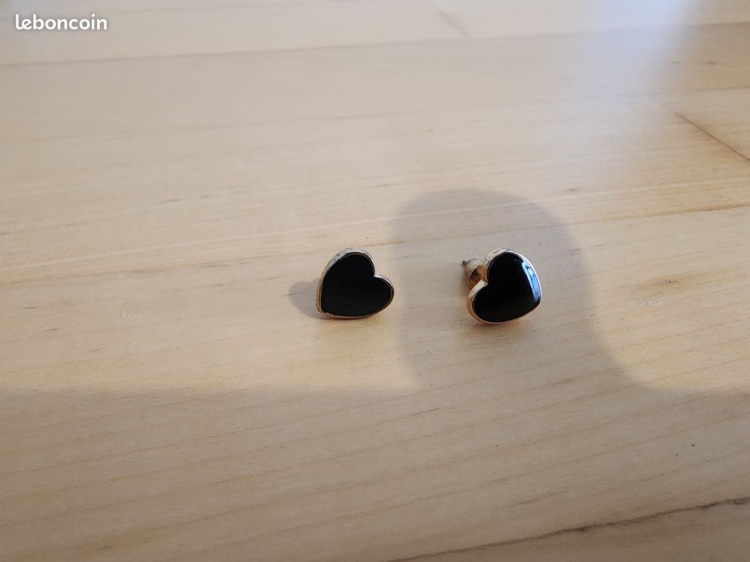 Boucle d'oreille cœur noir (image 1)
