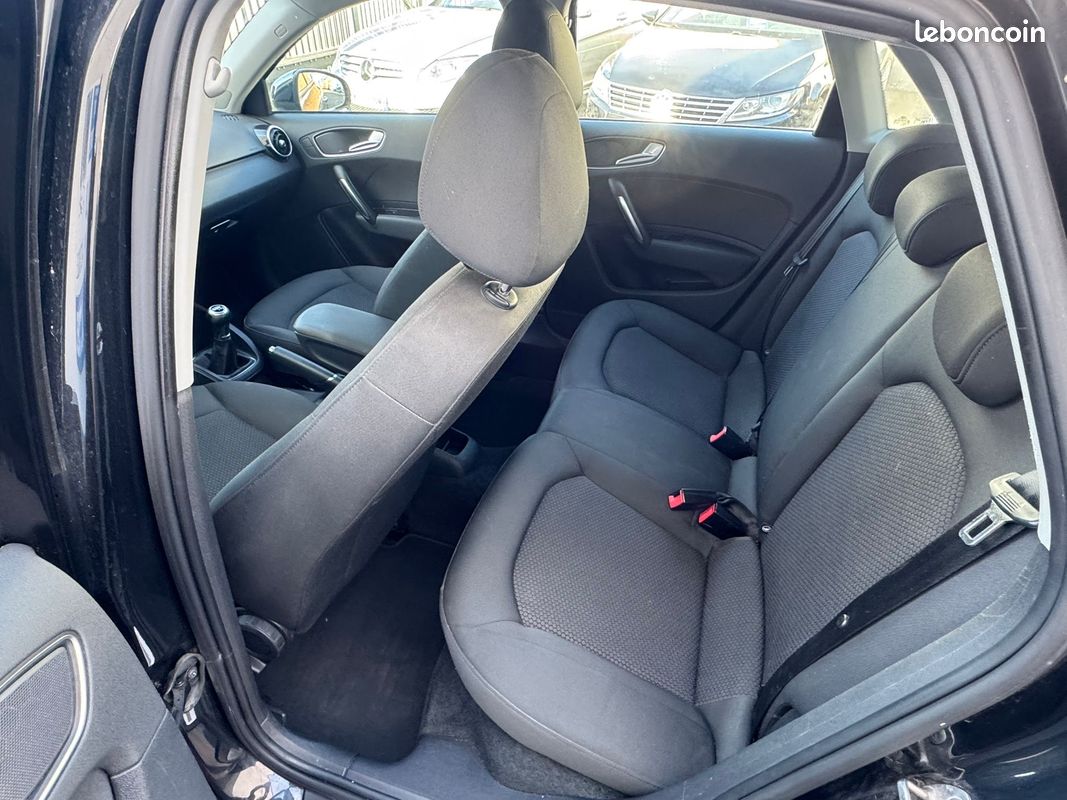 Audi A1 Sportback 1.6 TDI 90 cv Attraction premiere main (image 7)