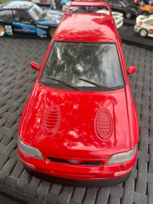 FORD ESCORT RS COSWORTH WRC 1/18 UT Models 22706 voiture