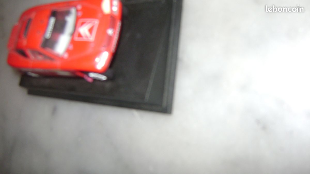 Lot de deux miniatures de voitures de rallye Monte Carlo une Citroën ZX Rallye Raid 1992 et une Citroën XSara WRC 2005 pilotée par S. Loeb et D. Elena (image 10)