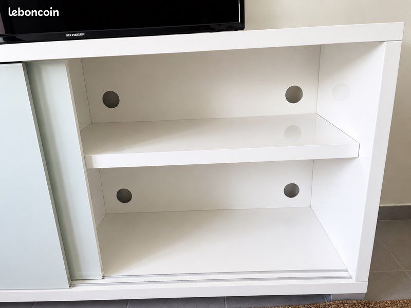 Meuble TV blanc laqué avec portes coulissantes en verre dépoli – Excellent état (image 3)