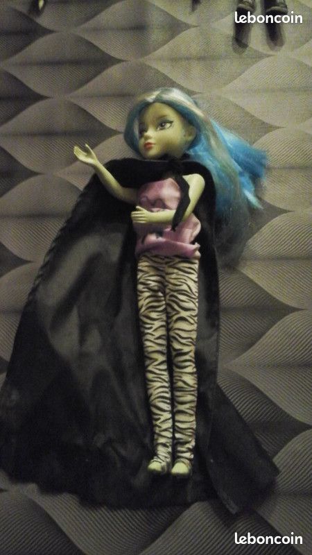 Poupee zombie et sa cape (image 1)