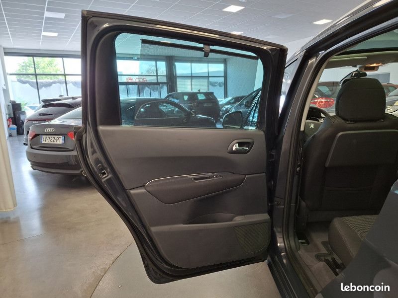 Peugeot 5008 1.6 hdi 112 ch Boite Auto Allure 7 places / GPS / toit pano / Radar AV et AR / (image 28)