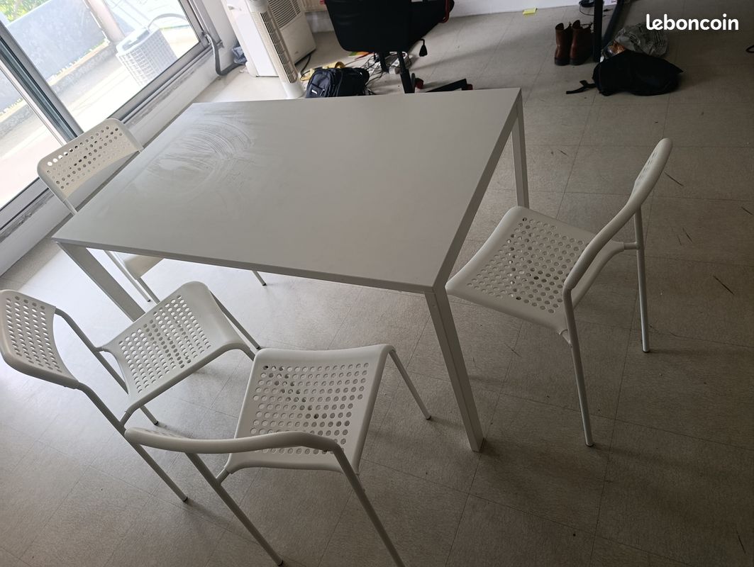 Table et 4 chaises (image 1)