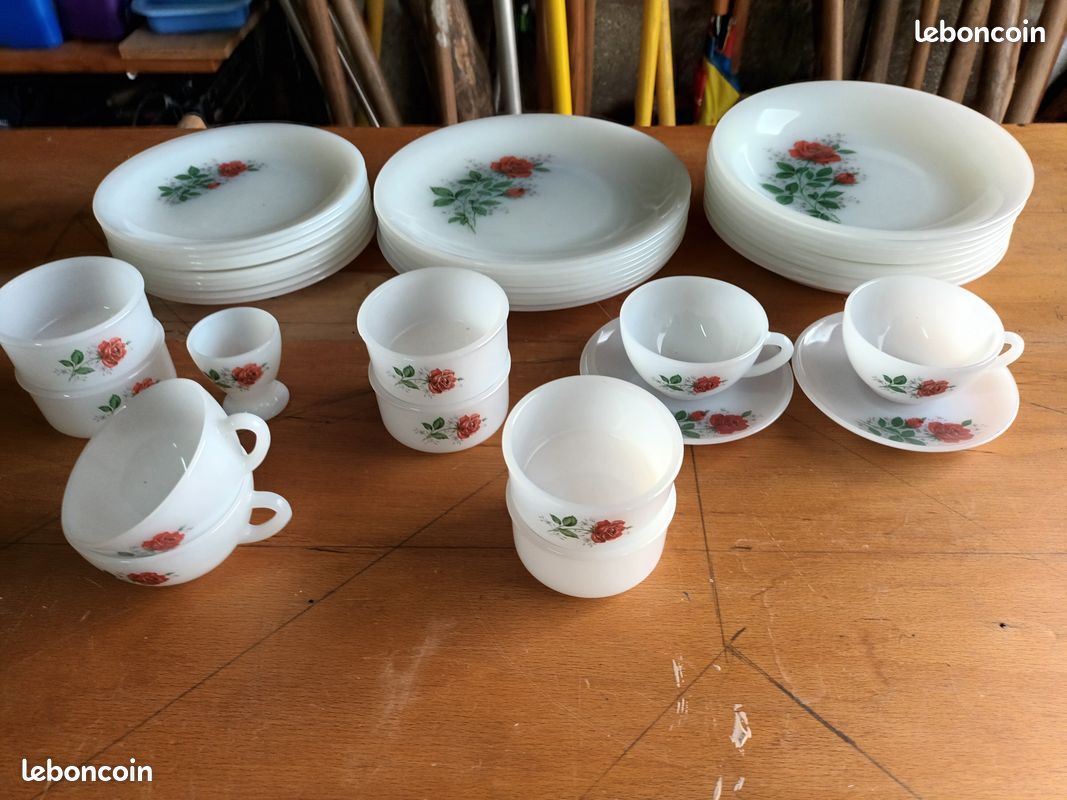 Partie de service arcopal decor roses rouge (image 1)