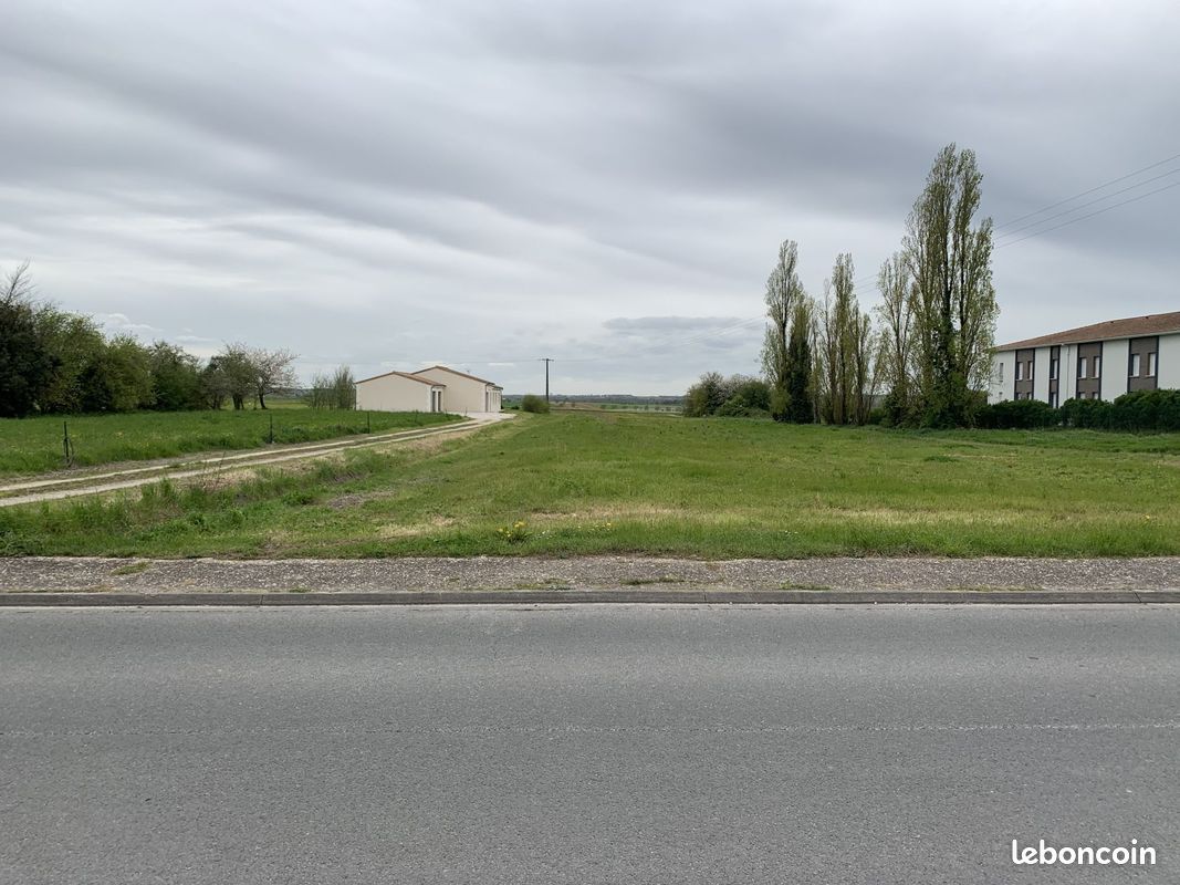 Terrain à bâtir de 508 m2 au prix de 27000 à MONTILS (17) · 27 000 €
