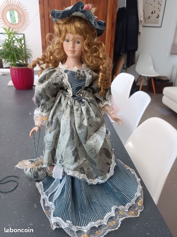 ancienne ROBE (D'occasion) à Le Locle pour CHF 18 - avec livraison