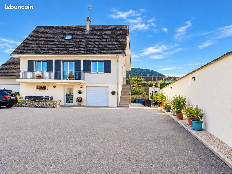 Maison 8 pièces 260 m² · à Poligny · 260 m² · 560 000 €