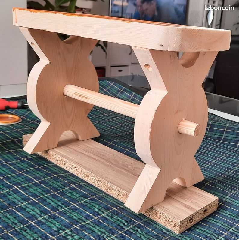 Tabourets artisanaux en bois verni et décoré avec feuilles véritables (image 2)