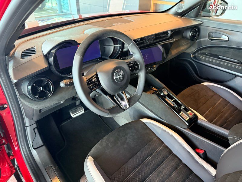 LOA 194E/mois STOCK Alfa Romeo junior 145 ch ibrida sport spéciale (image 4)
