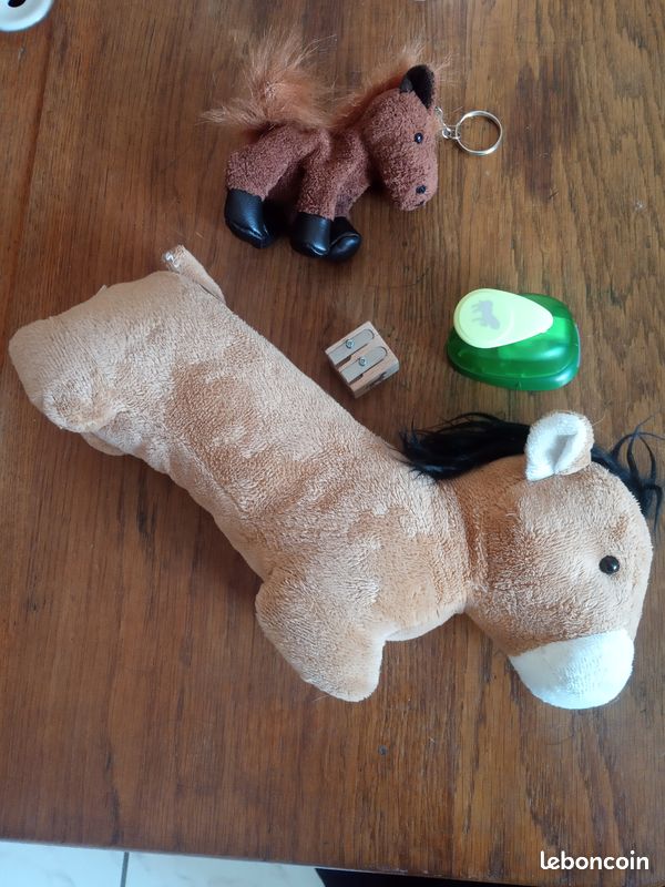 Lot de fournitures scolaires neuves thème équitation (image 1)