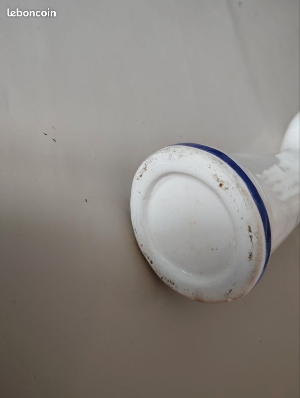 Alors il s'agit d'un vase solifleur et bagué vintage en céramique blanc en forme de main (image 3)