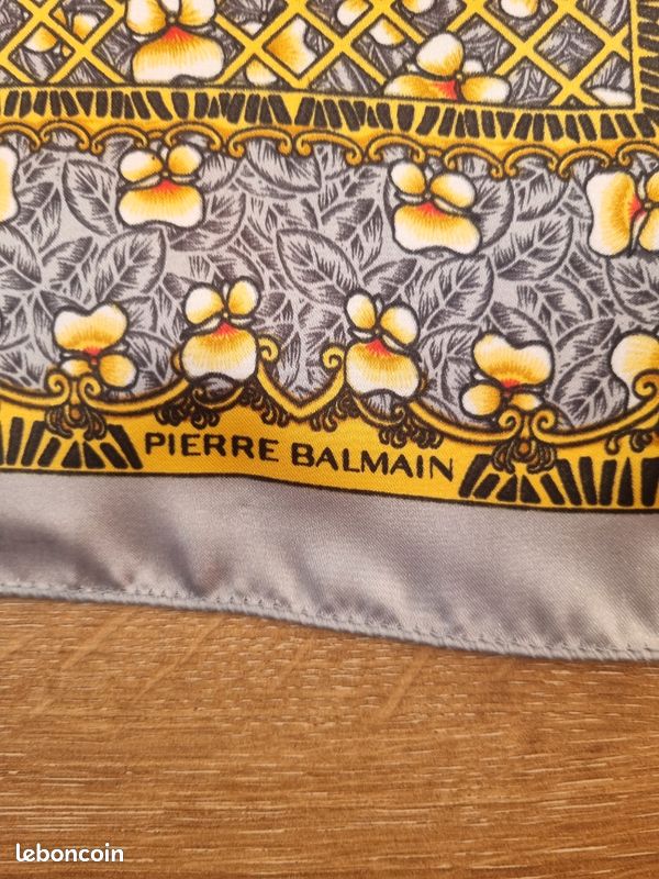 Foulard En Soie PIERRE BALMAIN Vintage - 76x78 Cm, Marron, Occasion De Qualité