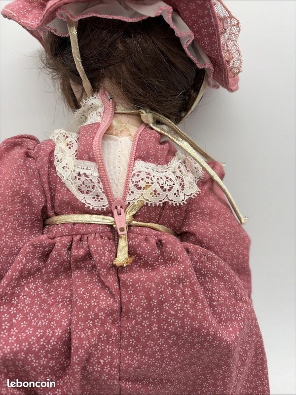 Robe Dentelle Fond Rose + Chapeau Et Bourse Pour Poupée 36 Cm, Modèle 1880