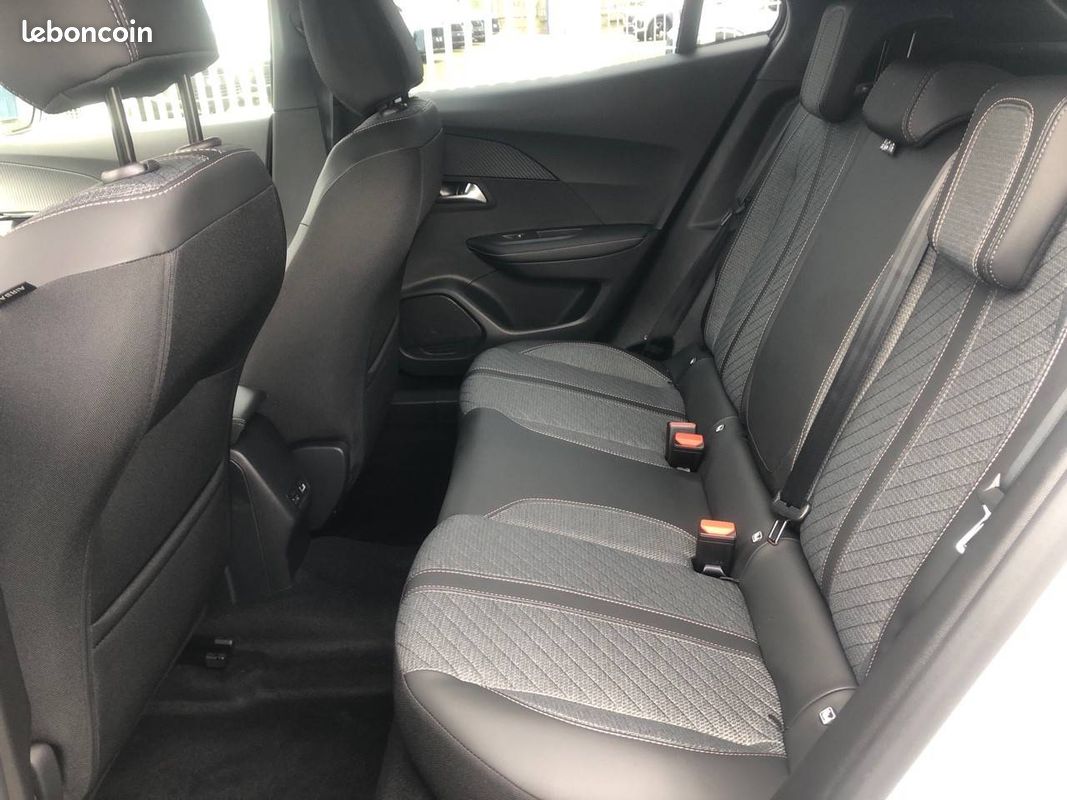 PEUGEOT 2008 Hybrid 145 e-DCS6 Allure (image 10)
