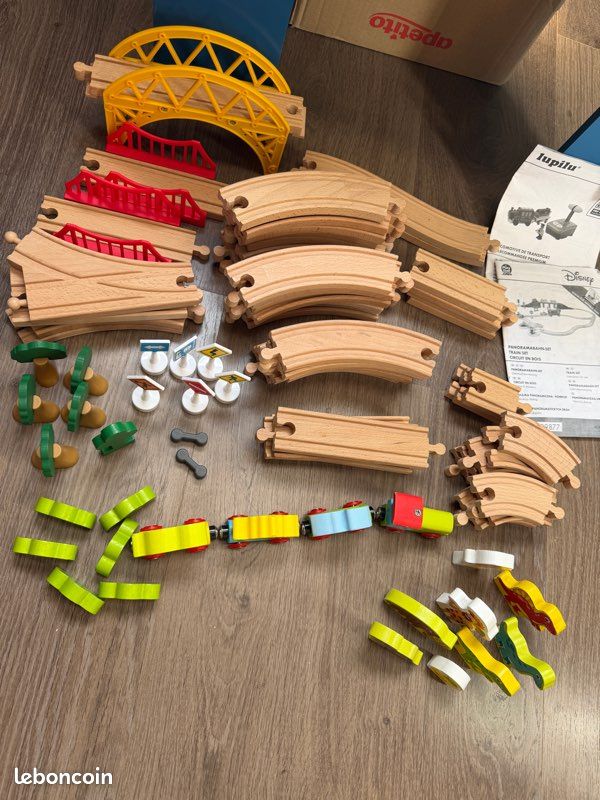 Table et train en bois (image 3)