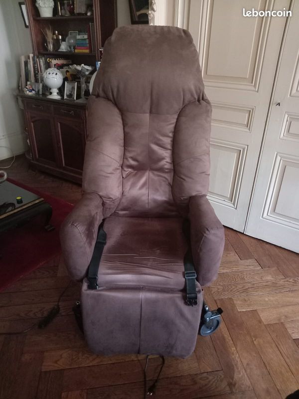 Fauteuil / Petit Canapé Jaune - Bon État - Dimensions 90x90 Cm - En Main Propres