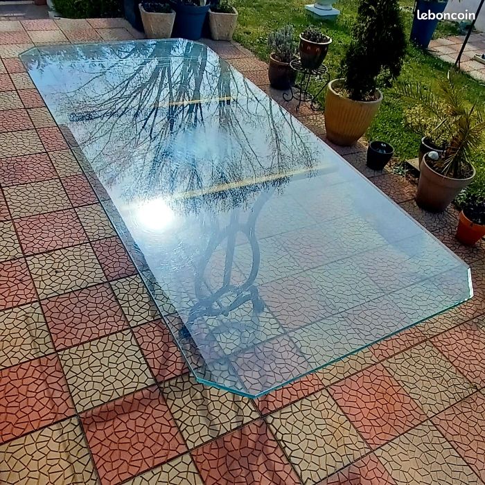 A vendre table de terrasse plateau verre (image 1)
