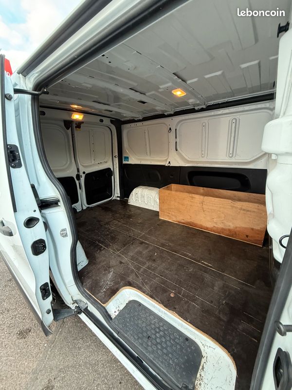 Renault trafic fourgon l1h1 1200 kg 2.0 dci 145 energy edc grand confort (image 4)
