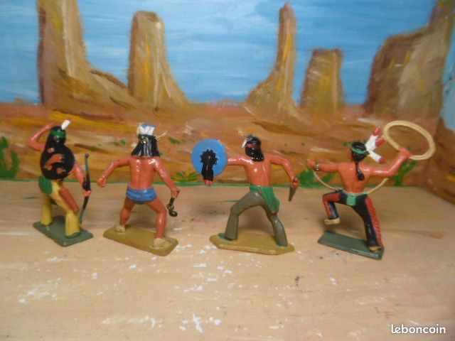 lot d'indien et cowboy style starlux 3 figurine en bas sont abimée