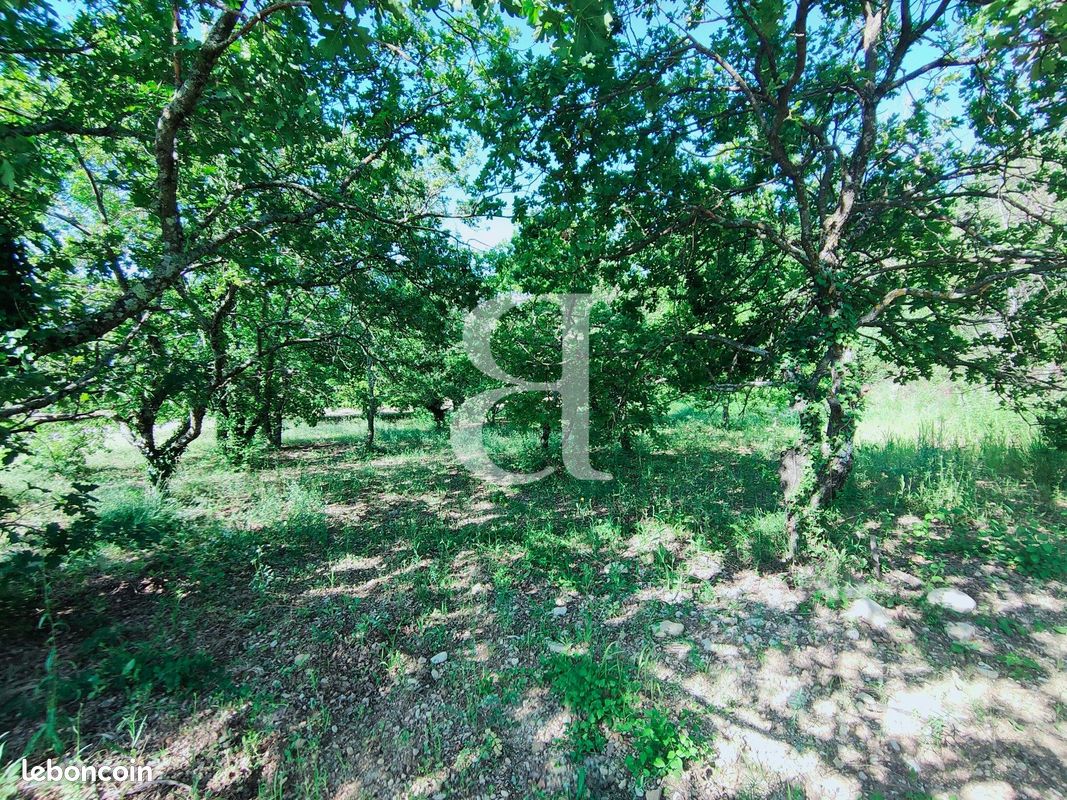 Terrain 1335 m² · à Vaison-la-Romaine · 1 335 m² · 139 000 €