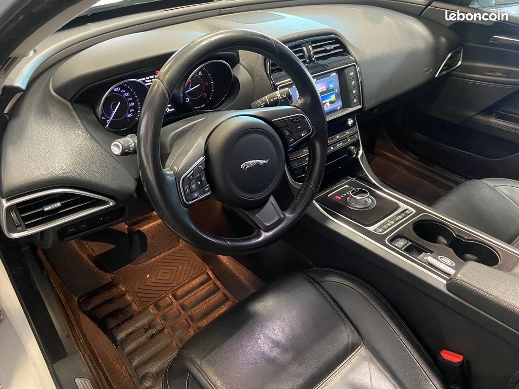 JAGUAR XE XE 2.0 D - 180 ch BVA Pure - TOIT OUVRANT - CAMERA DE RECUL - SIEGES ELECTRIQUES (image 8)