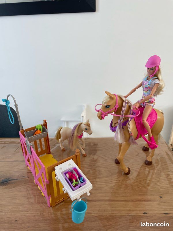 Barbie Coffret Toilettage Des Chevaux – Poupée Blonde, 2 Chevaux, +20 Accessoires – HGB58