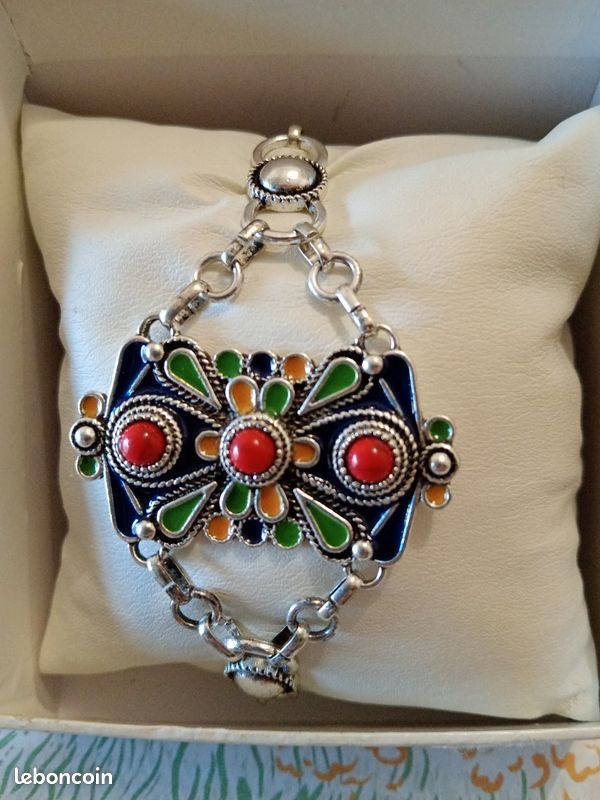 Bracelet kabyle pour femme acier inoxydable et pierres rouges (image 1)
