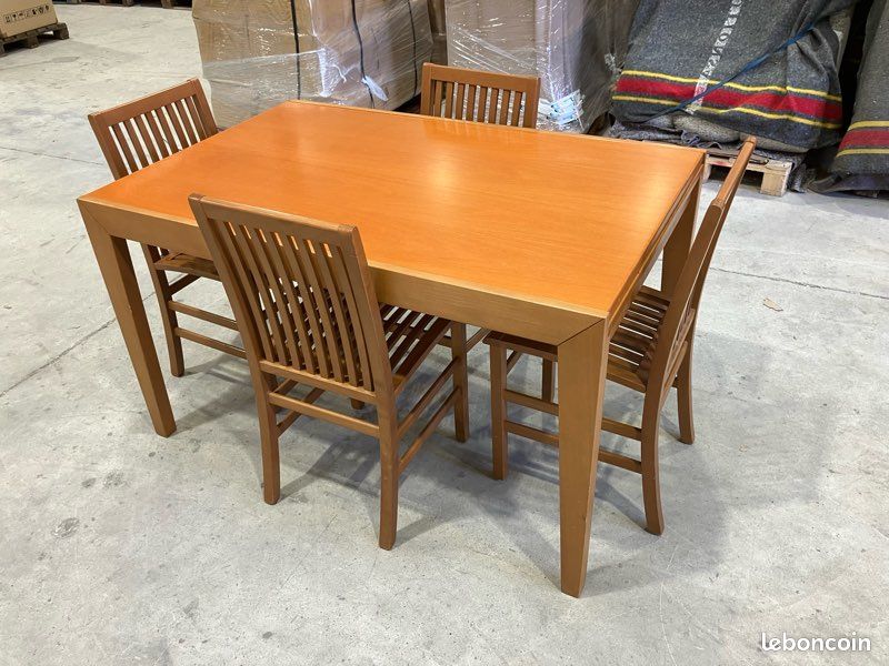Table Bois extensible plus quatre chaises (image 1)