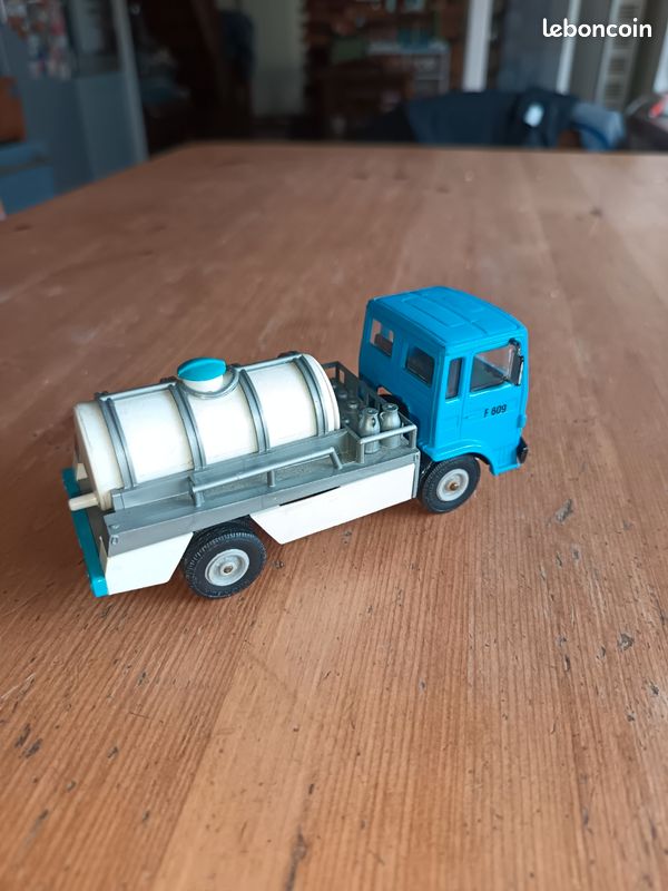 Norev ancien camion de laitier (image 2)