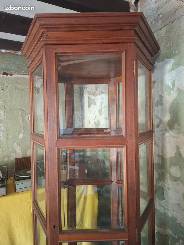 Vitrine exagonal, 1 porte, verres biseautés, 3 étagères exagonal en verre, 1 fond d'armoire en miroir. H 204,5. Profondeur 80. Diagonale 92cm en corniche haute (image 2)