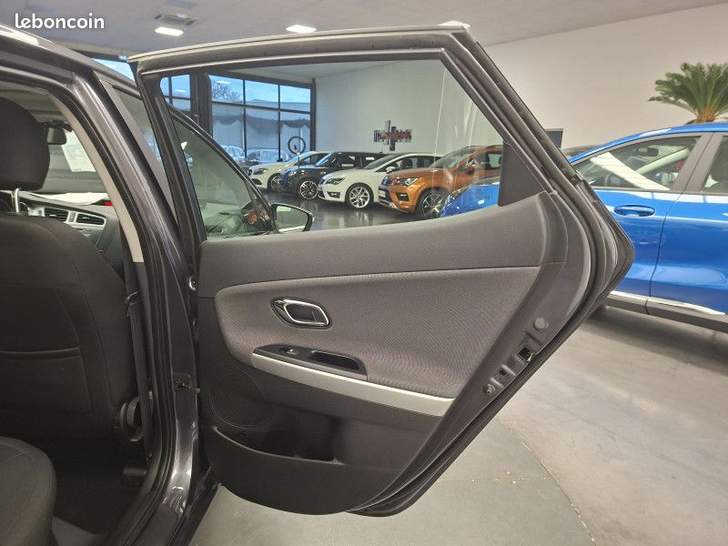 Kia CEE'D 1.6 crdi 128 ch Active Visio / Toit pano / Régulateur / Radar / 1ère main / (image 29)