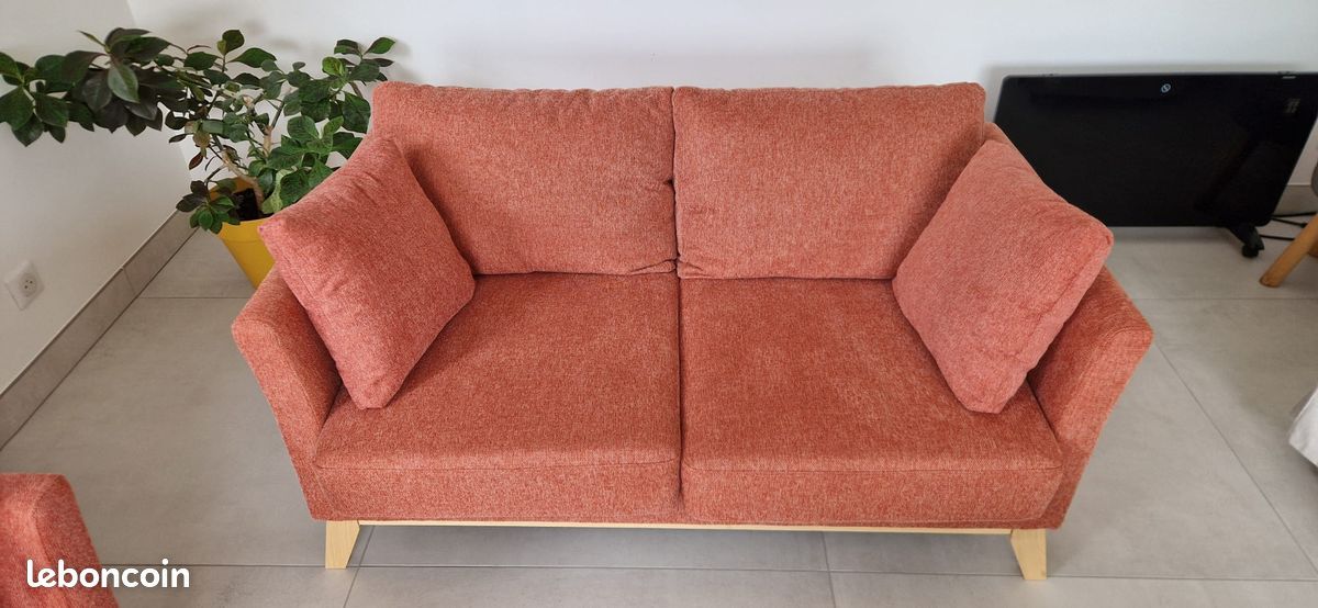 Canapé scandinave déhoussable 2 places en tissu effet velours texturé terracotta et bois clair (image 1)