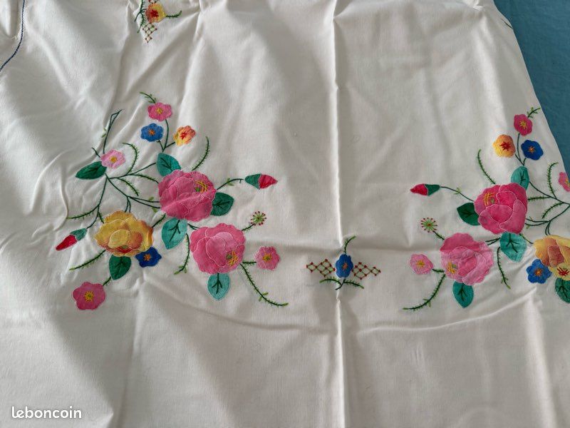 Grande Nappe Rectangulaire Blanche Brodée Main + Serviettes Assorties - 100% Coton