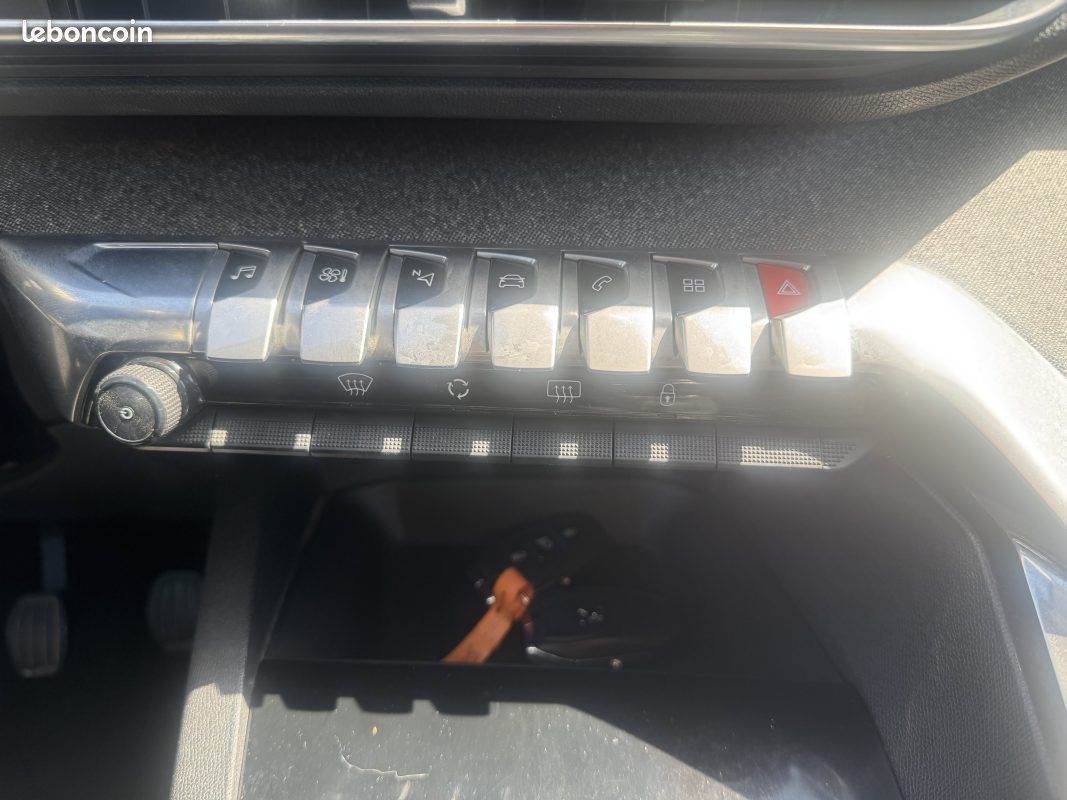 PEUGEOT 3008 II 1.2 Turbo 130 ACCESS 2018 (image 18)