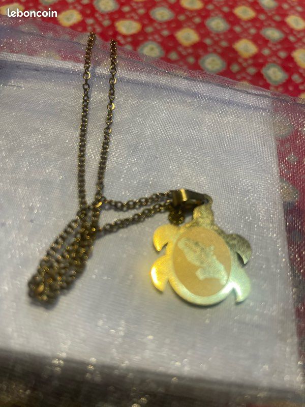 Collier doré avec médaillon de la Martinique (image 1)