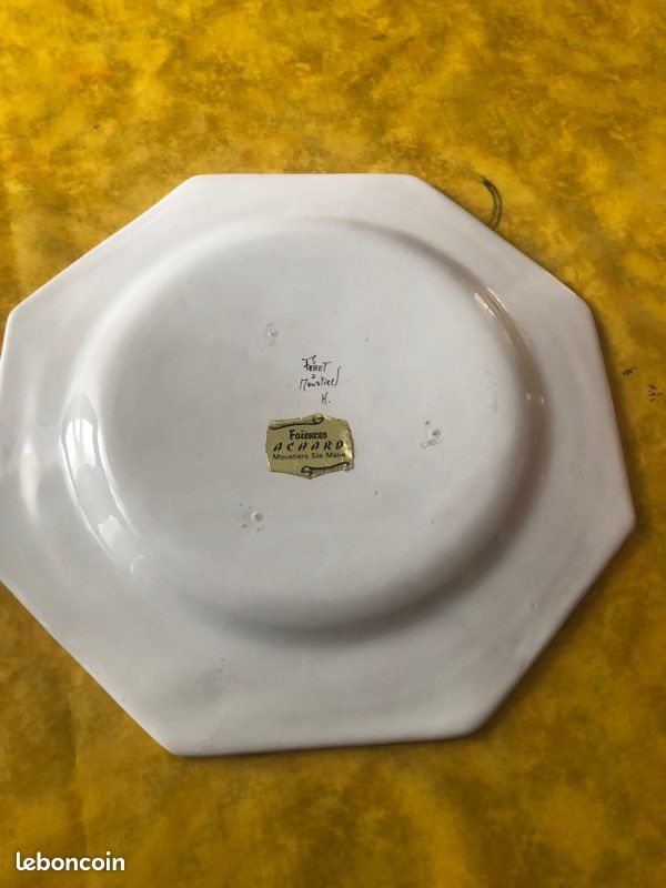 Assiette en faïence de Moustier (image 2)