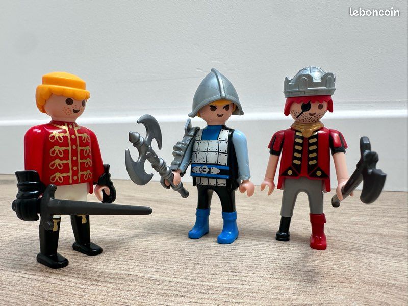 Lot 3 personnages Playmobil chevaliers / pirate avec armes (image 1)