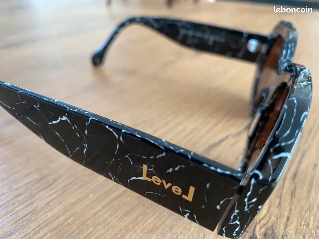 Paire de lunettes de soleil (image 1)