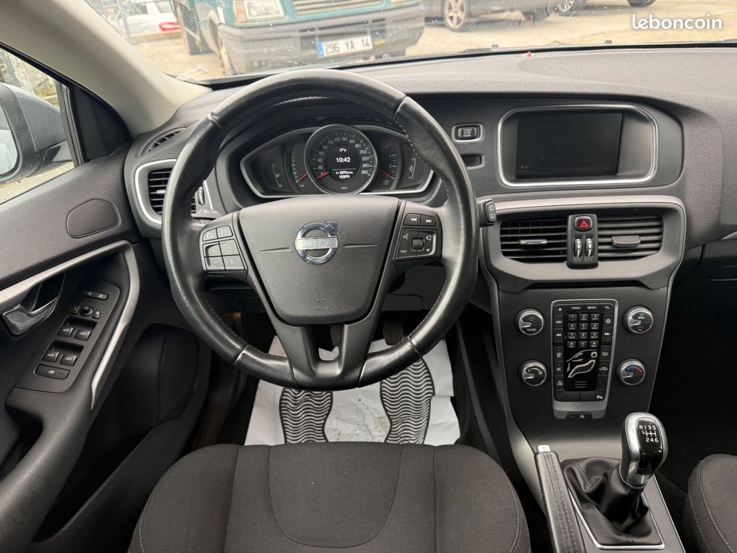 Volvo V40 1.6 115 2eme main tres propre (image 9)