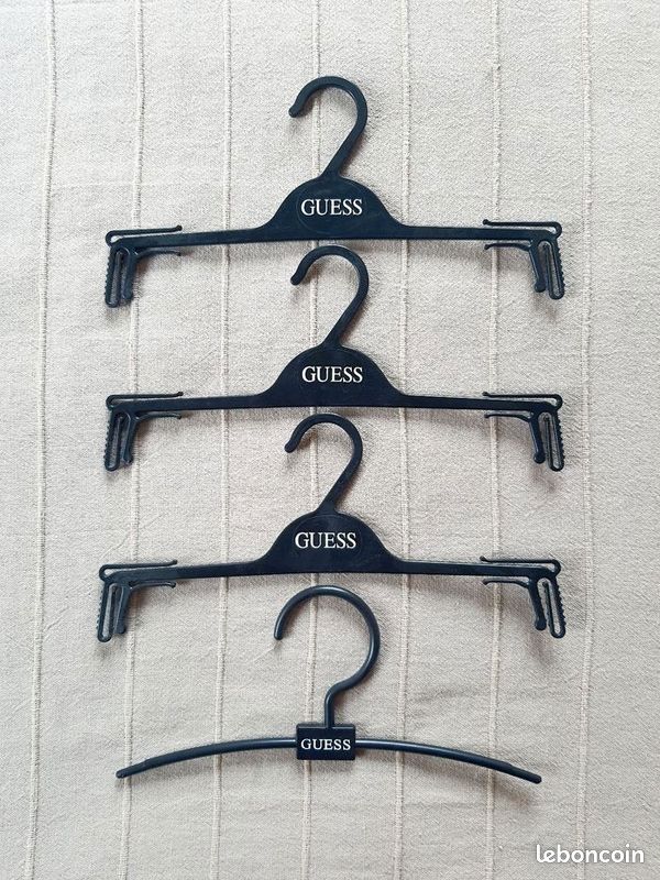 Lot de 4 petits cintres Guess (image 1)