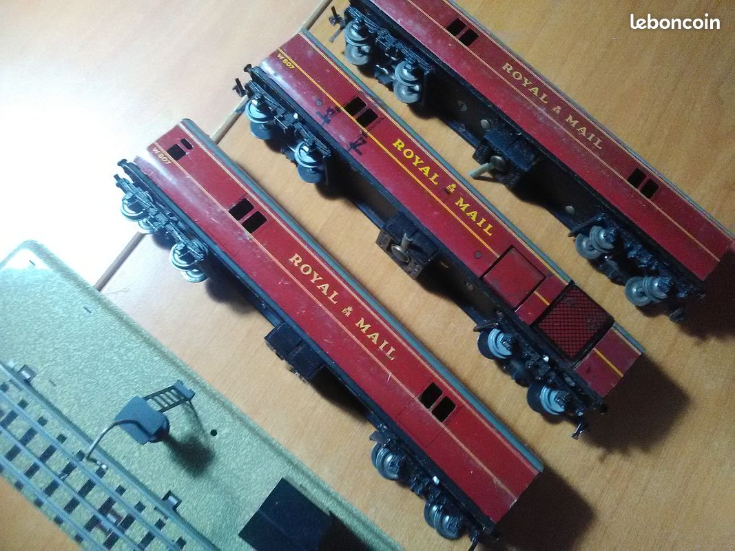 Lot 473 - A HORNBY DUBLO 3-rail OO gauge pre-war EDG7