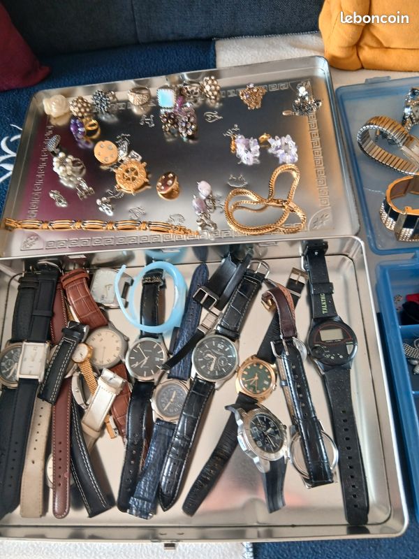 Mallette Métallique Avec +80 Bijoux Fantaisie Et Montres - Occasion - Collection