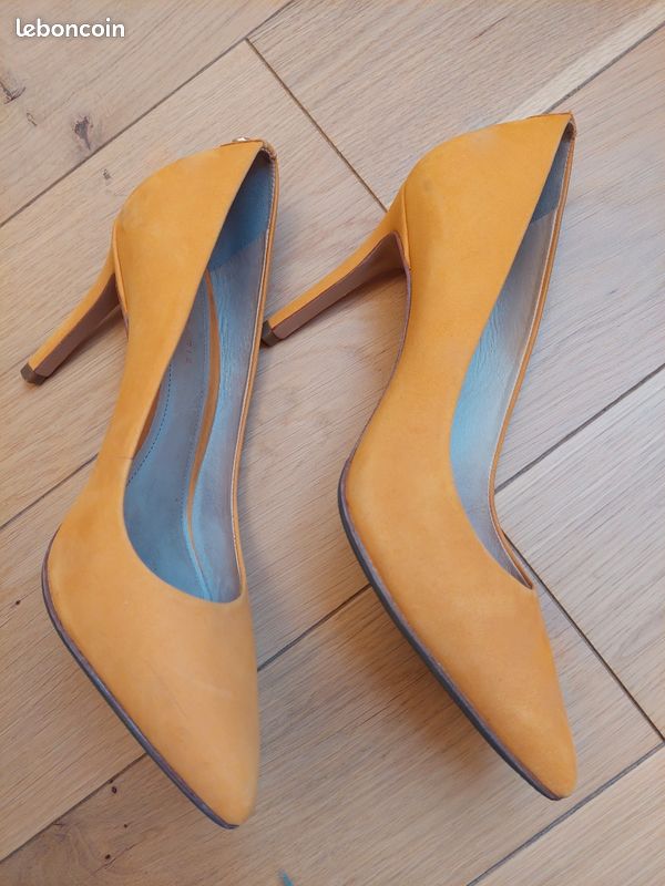 Escarpins Jaune Moutarde COSMOPARIS Taille 39, Talon Aiguille, Daim - Occasion Bon état