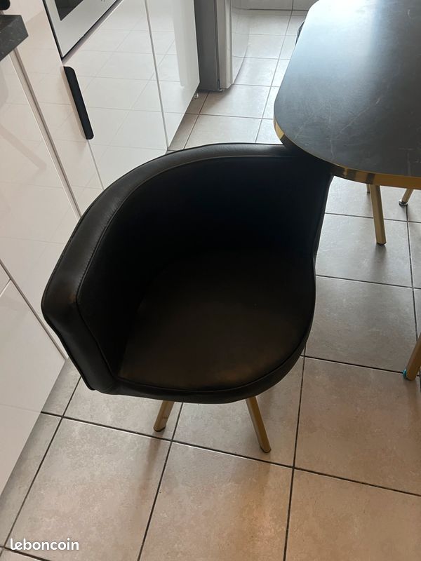 Table carré et 4 chaise en cuire très bonne état (image 1)