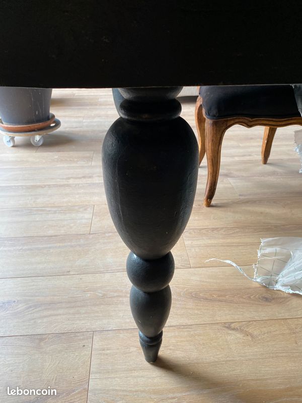 Table (image 3)