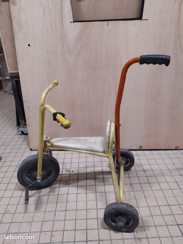 Tricycle a pédale ancien (image 1)