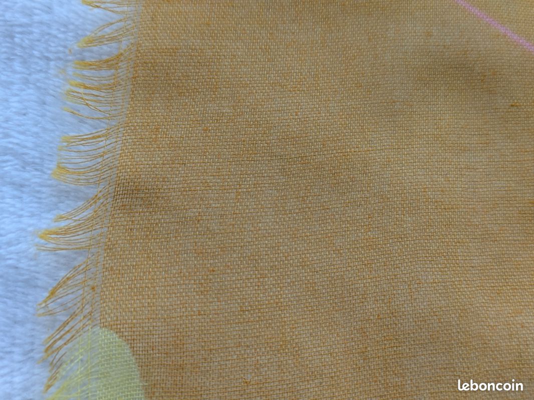 Jolie écharpe légère à bouquets de feuilles colorées sur jaune/ moutarde 176/ 89 TBE (image 13)