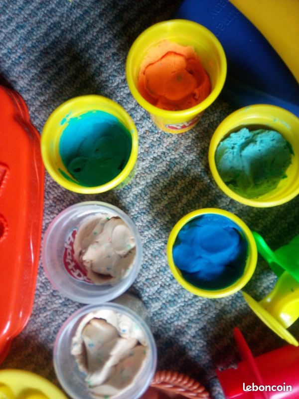 Lot accessoires et pâtes a modeler playdoh (image 2)