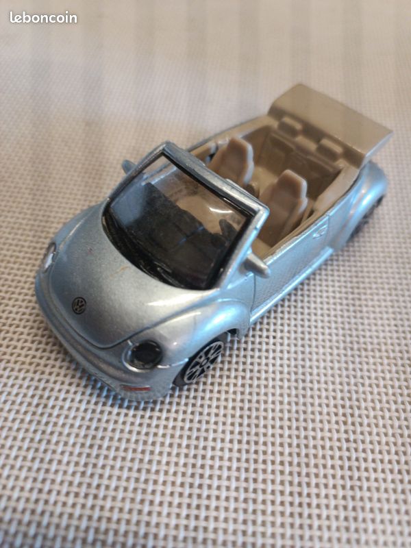 MAISTO VOLKSWAGEN NEW BEETLE CABRIOLET gris 1/43 (image 1)